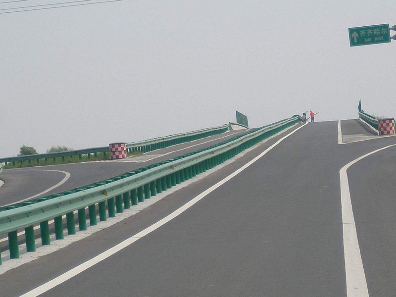 公路标志牌：指引安全与顺畅的新航标