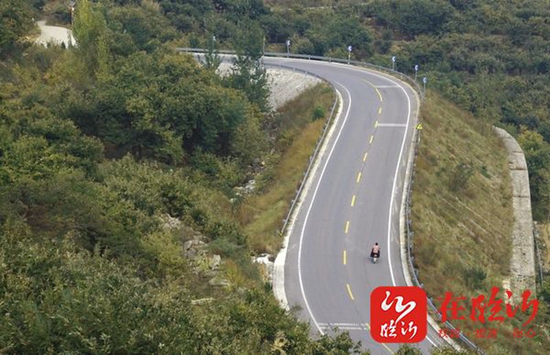 公路标志牌：安全旅途的明灯