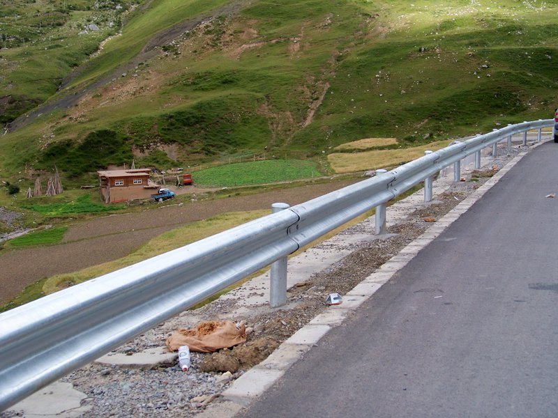 波形护栏：守护道路安全的新篇章